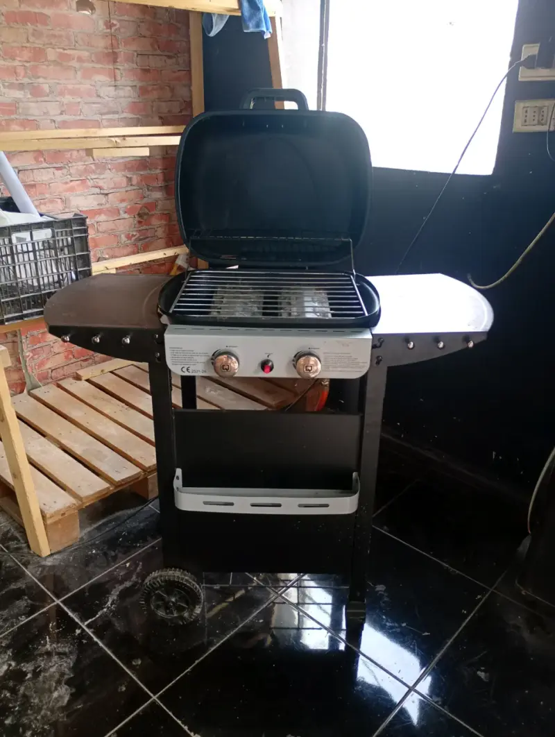 Parrilla a gas con dos quemadores y ruedas - 2