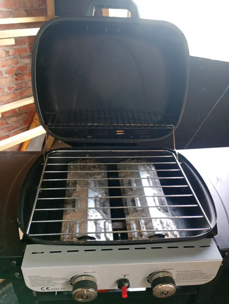 Parrilla a gas con dos quemadores y ruedas - 3