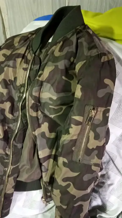 Chaqueta bomber camuflaje estilo militar - miniatura 3