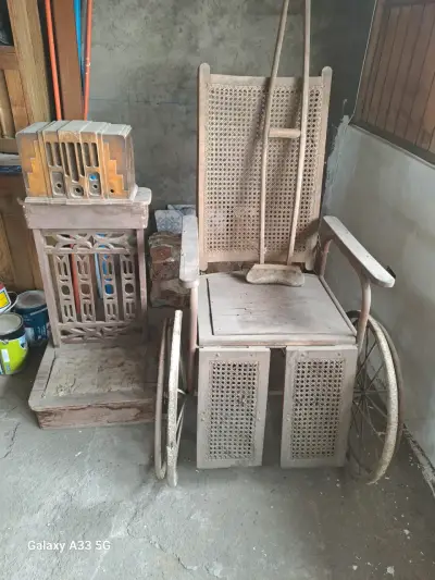 Silla de ruedas antigua de madera - miniatura 1