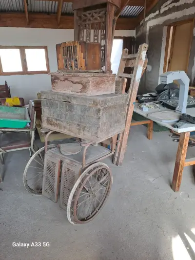 Silla de ruedas antigua de madera - miniatura 3