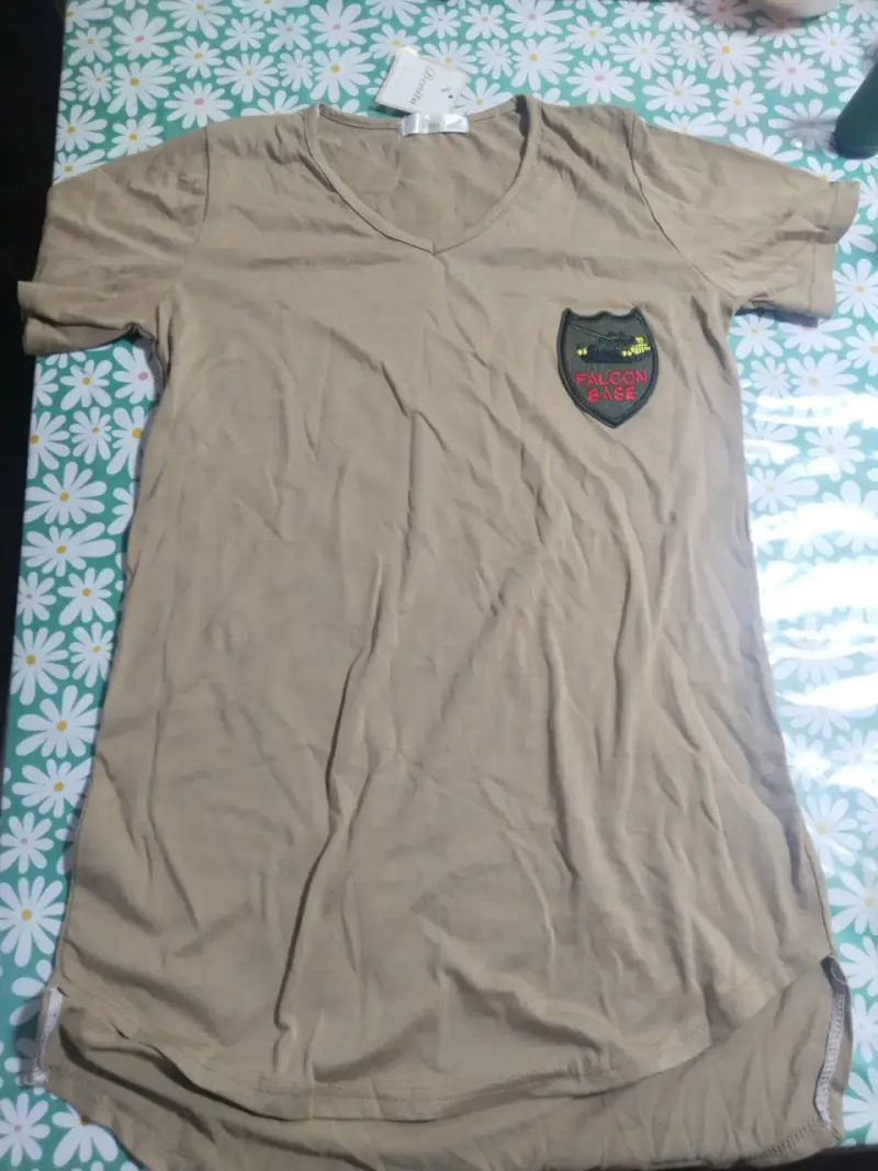 Polera beige con parche Falcon Base - 1