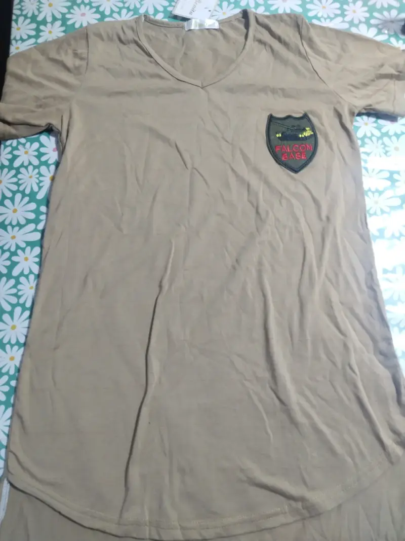 Polera beige con parche Falcon Base - 3