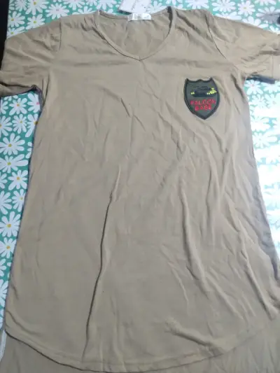 Polera beige con parche Falcon Base - miniatura 3