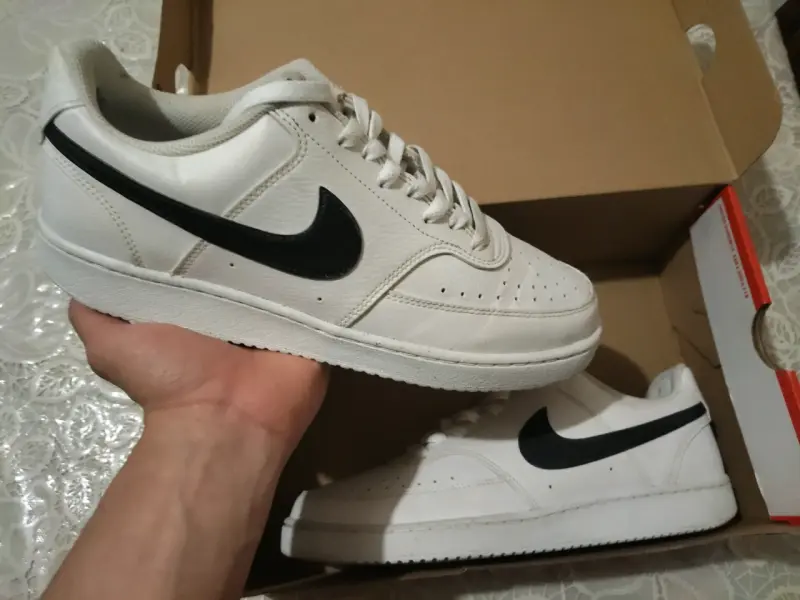 Zapatillas blancas Nike con logo negro - 1
