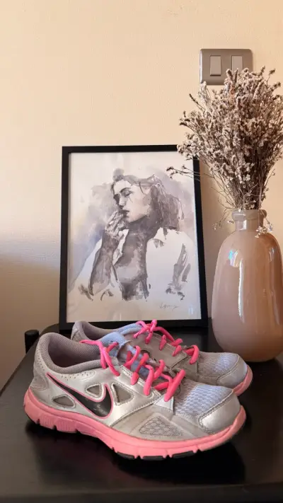 Zapatillas deportivas Nike gris y rosado - miniatura 1