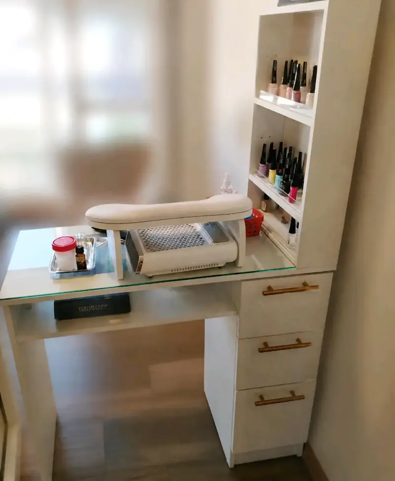 Mesa de manicura y estante - 1