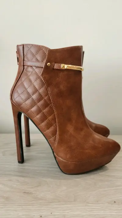 Botines de tacón alto marrones con detalle dorado - miniatura 1