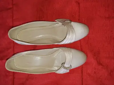 Vestido de novia blanco con zapatos y guantes - miniatura 3
