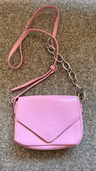 Cartera pequeña rosa con cadena metálica - miniatura 1