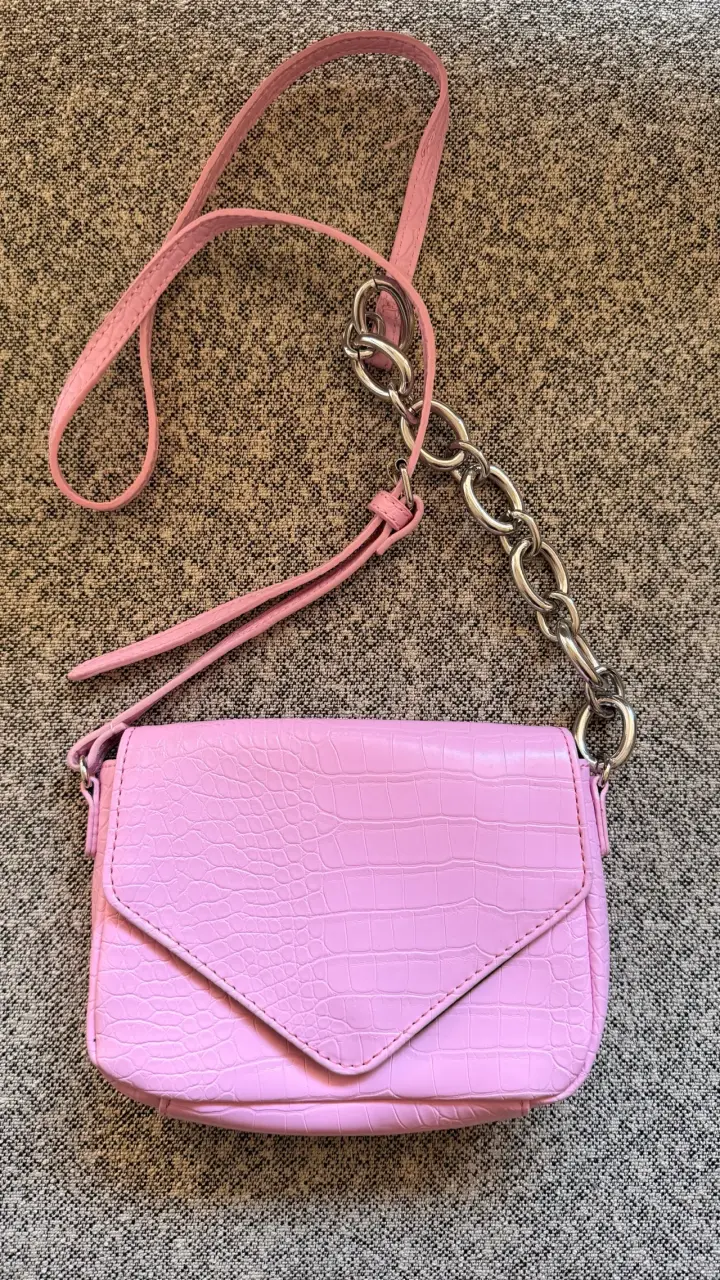 Cartera pequeña rosa con cadena metálica - 2