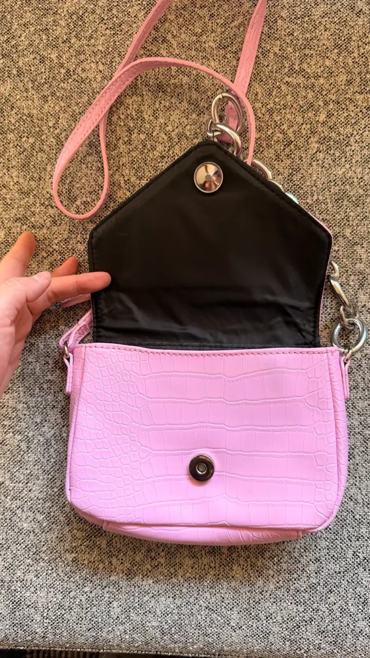 Cartera pequeña rosa con cadena metálica - 3