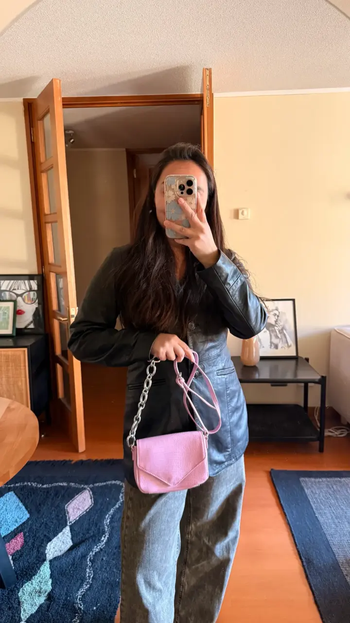 Cartera pequeña rosa con cadena metálica - 4