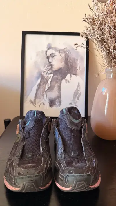 Zapatillas deportivas negras Adidas con detalles coloridos - miniatura 3