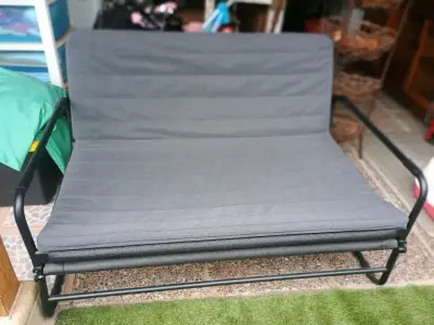 Sofá cama plegable de metal gris - miniatura 1
