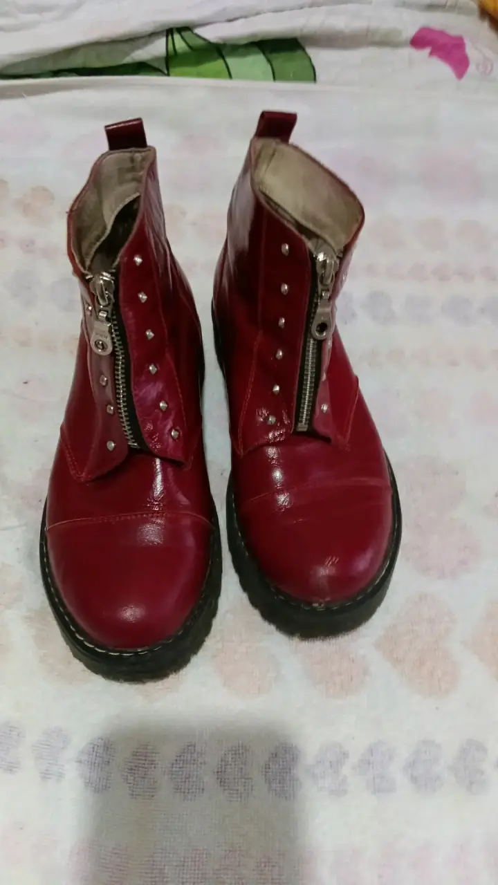 Botines de cuero rojos con cierre y tachas - 2
