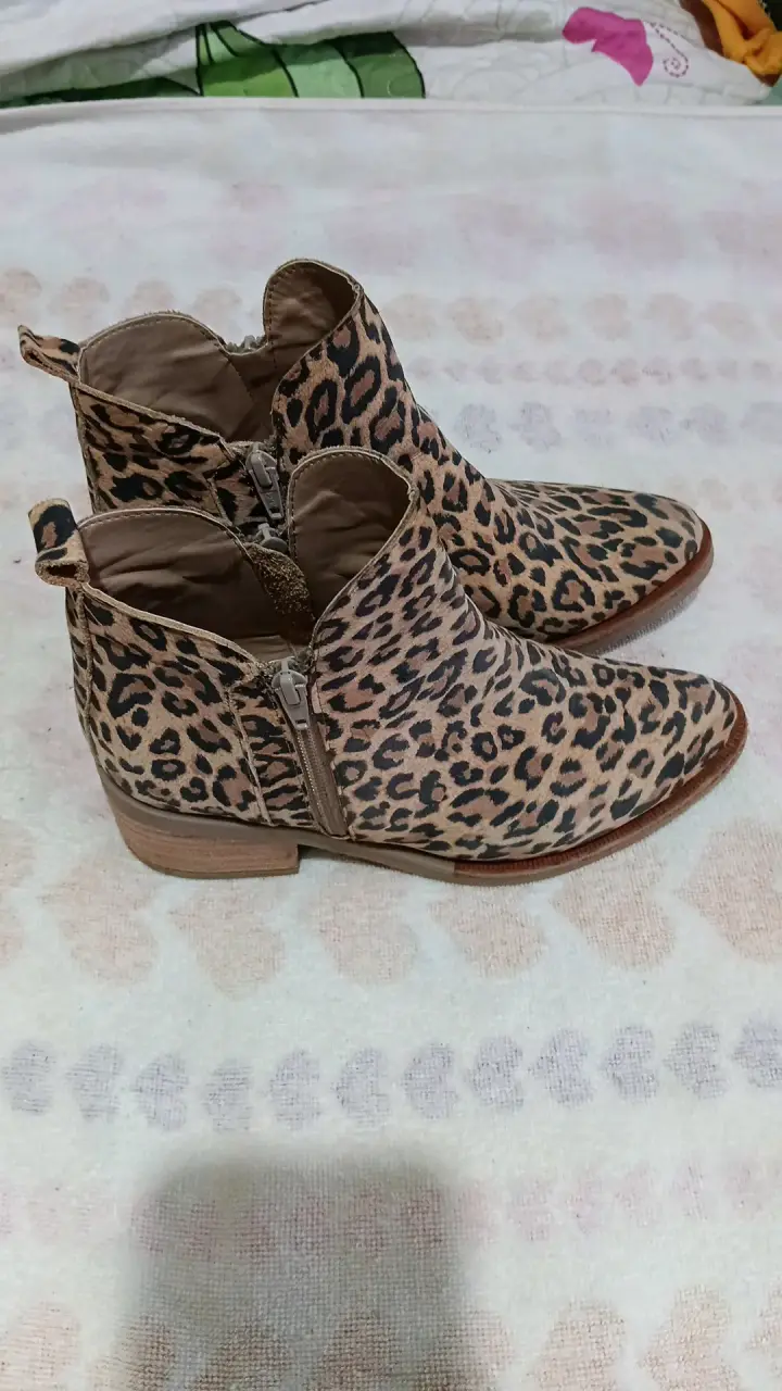 Botines de cuero rojos con cierre y tachas - 3