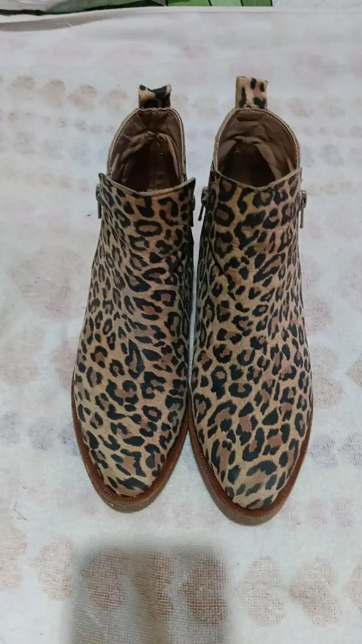 Botines de cuero rojos con cierre y tachas - 4