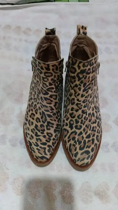 Botines de cuero rojos con cierre y tachas - miniatura 4