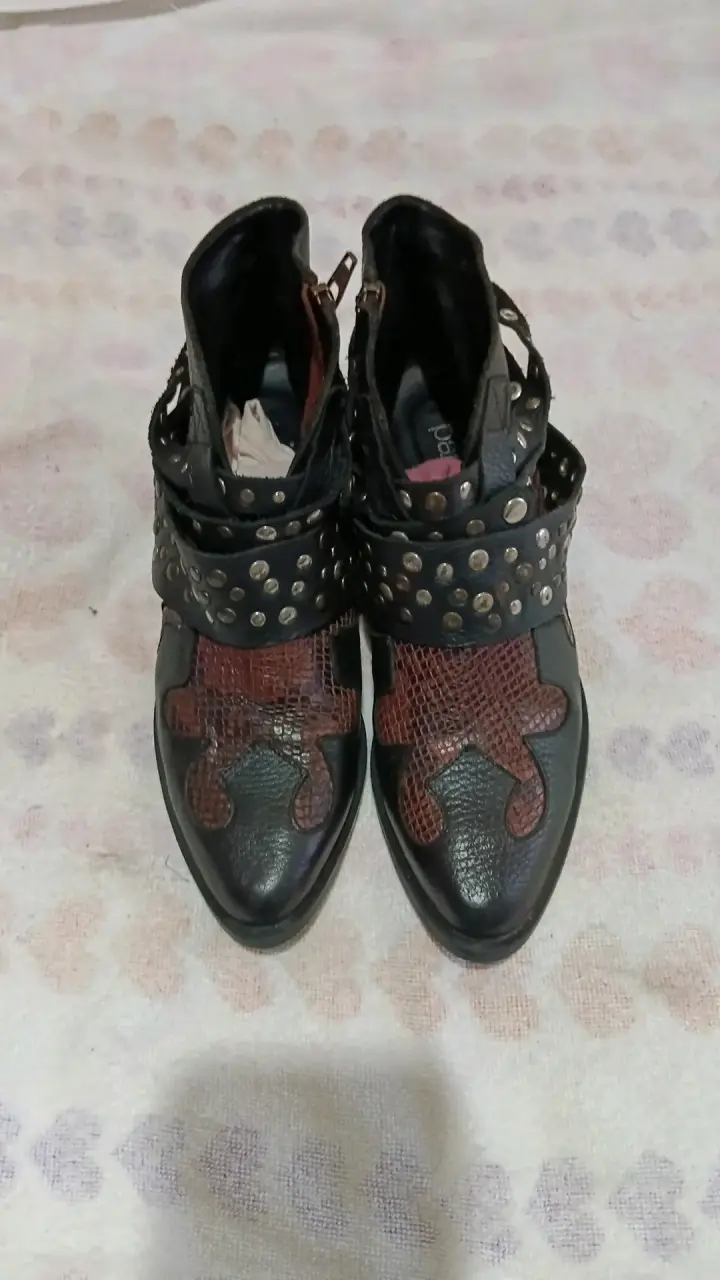 Botines de cuero rojos con cierre y tachas - 6
