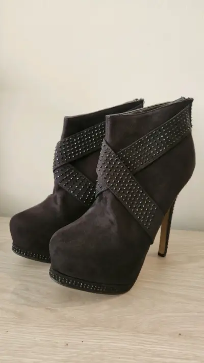 Botines de tacón alto negros con tachuelas Brillan - miniatura 1