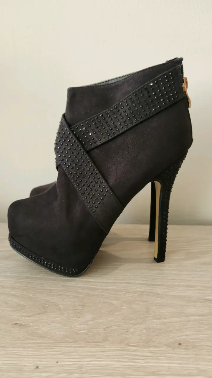 Botines de tacón alto negros con tachuelas Brillan - 2