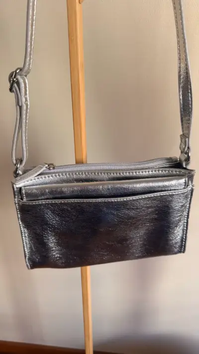 Cartera plateada Tommy Hilfiger de cuero sintético - miniatura 1