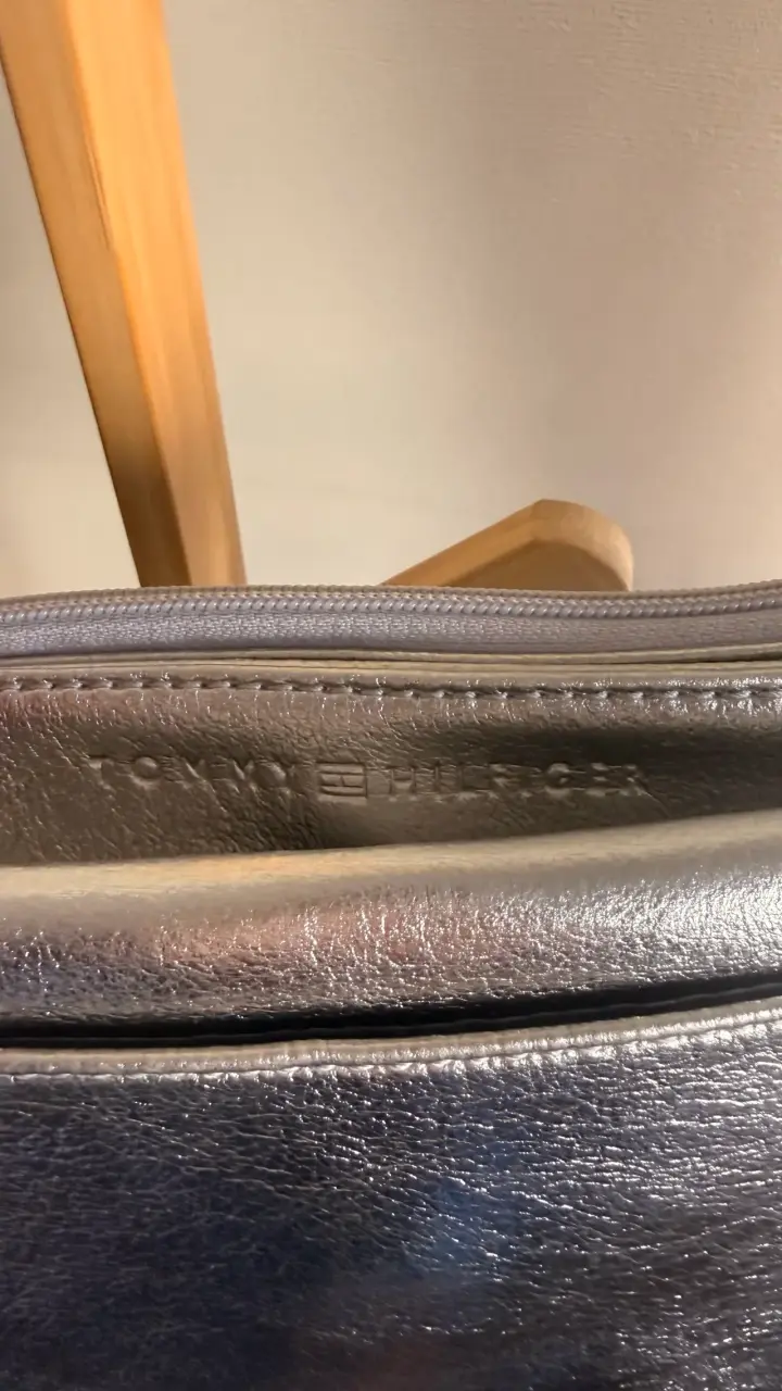 Cartera plateada Tommy Hilfiger de cuero sintético - 3