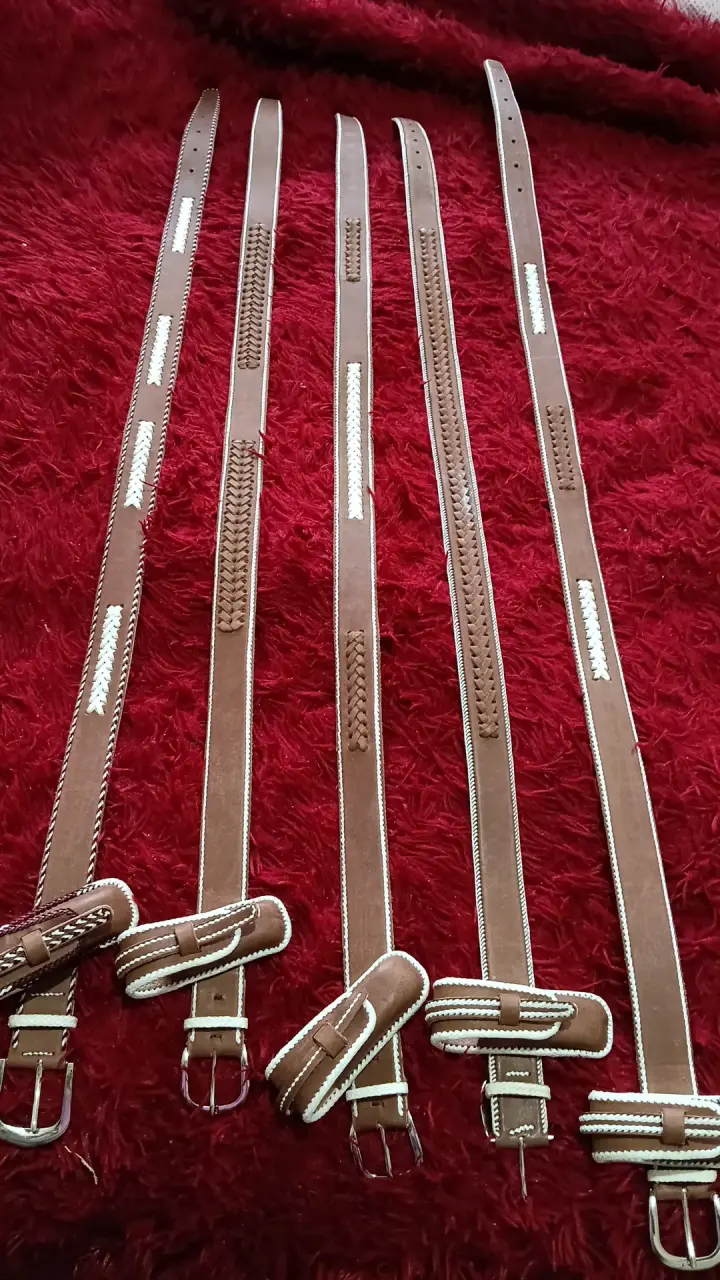 Cinturones de cuero marrón con diseño artesanal - 2