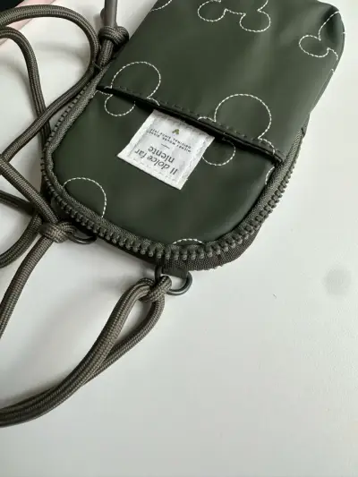 Bolso cruzado verde con diseño de Mickey Mouse - miniatura 6