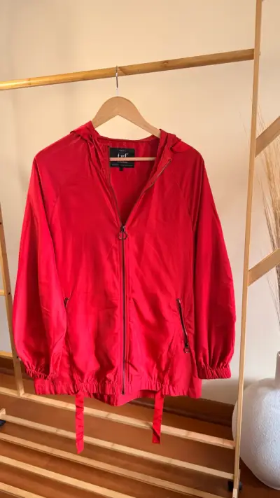 Chaqueta Roja Zara Mujer con Capucha - miniatura 1