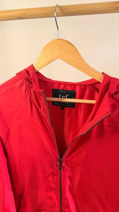Chaqueta Roja Zara Mujer con Capucha - miniatura 2