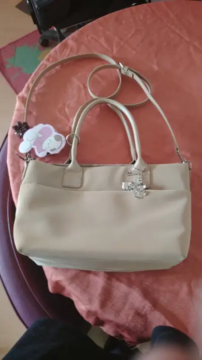 Cartera beige con llavero decorativo - miniatura 1