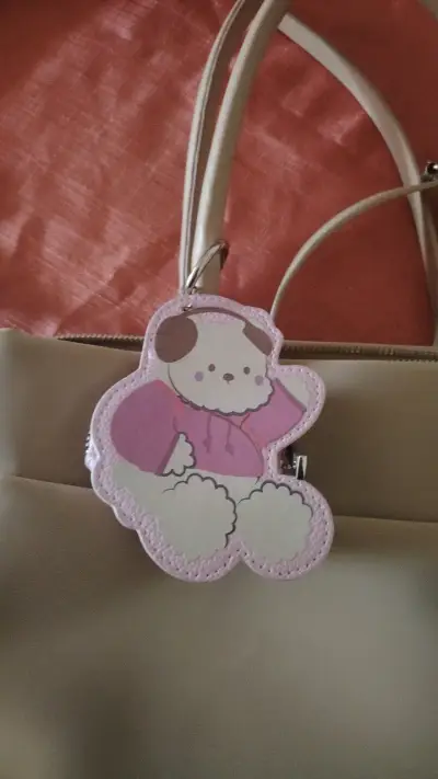 Cartera beige con llavero decorativo - miniatura 2