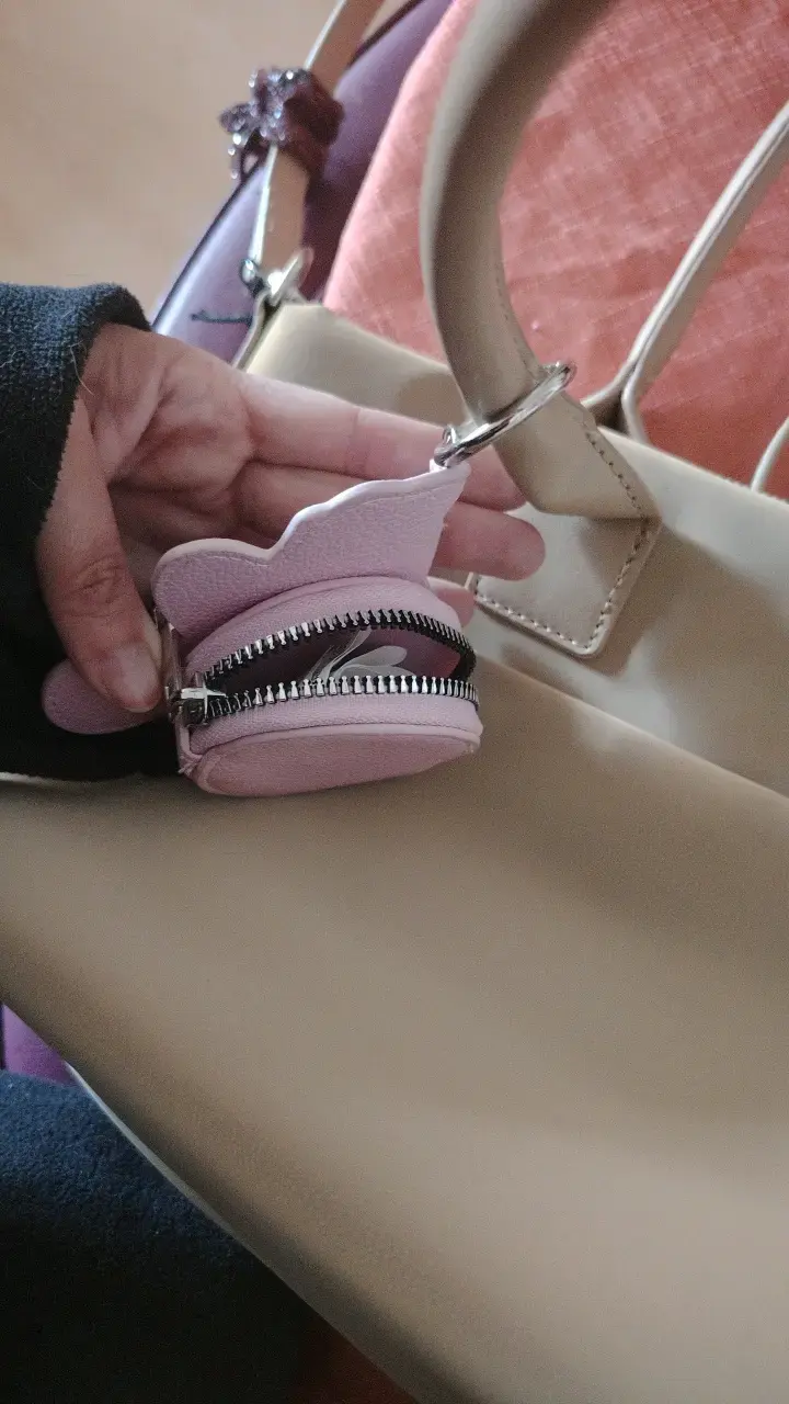 Cartera beige con llavero decorativo - 3
