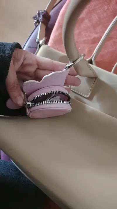 Cartera beige con llavero decorativo - miniatura 3
