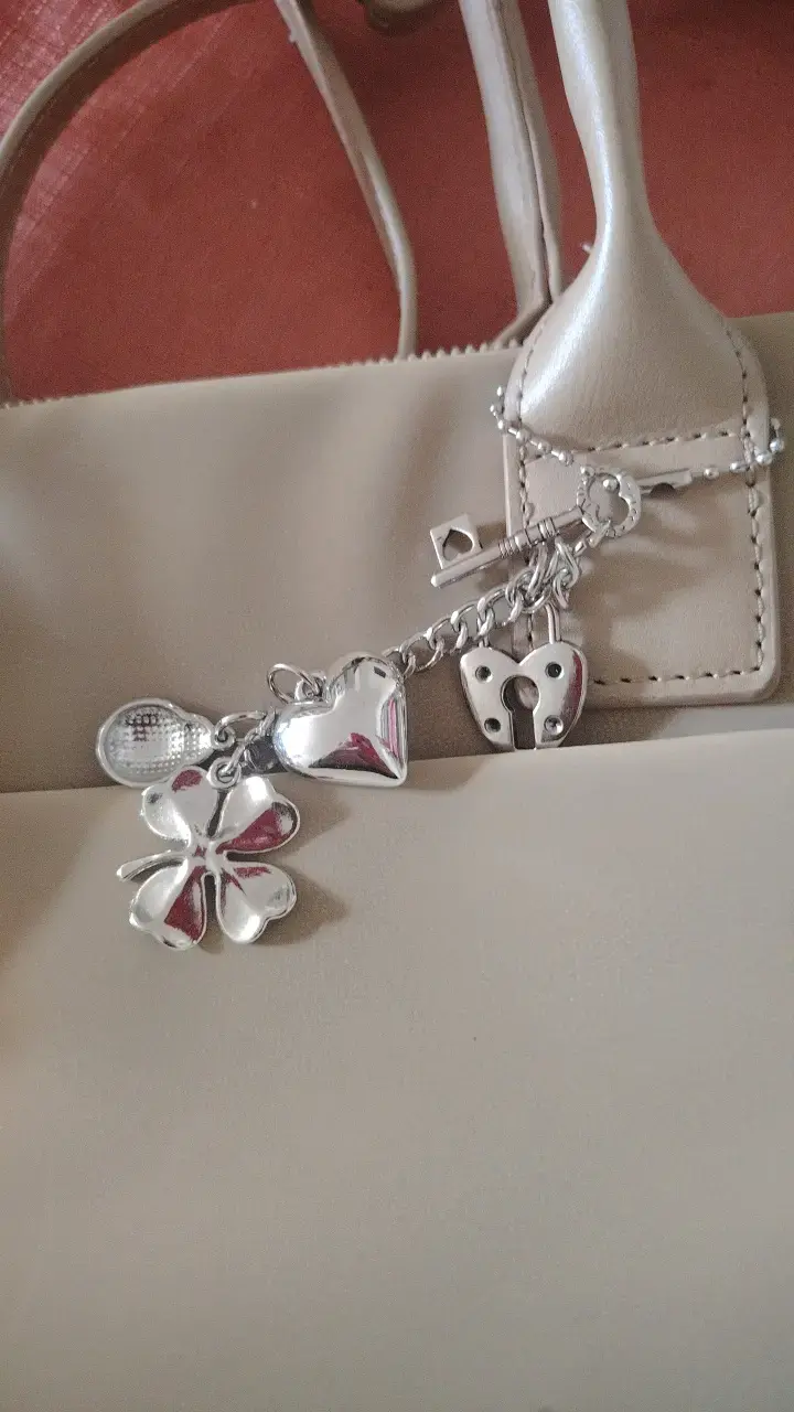 Cartera beige con llavero decorativo - 4