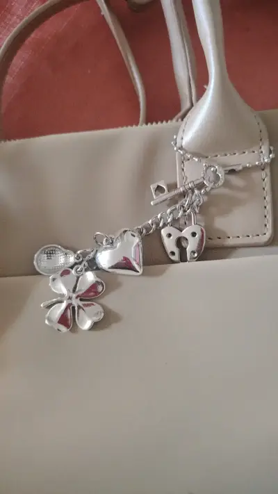 Cartera beige con llavero decorativo - miniatura 4