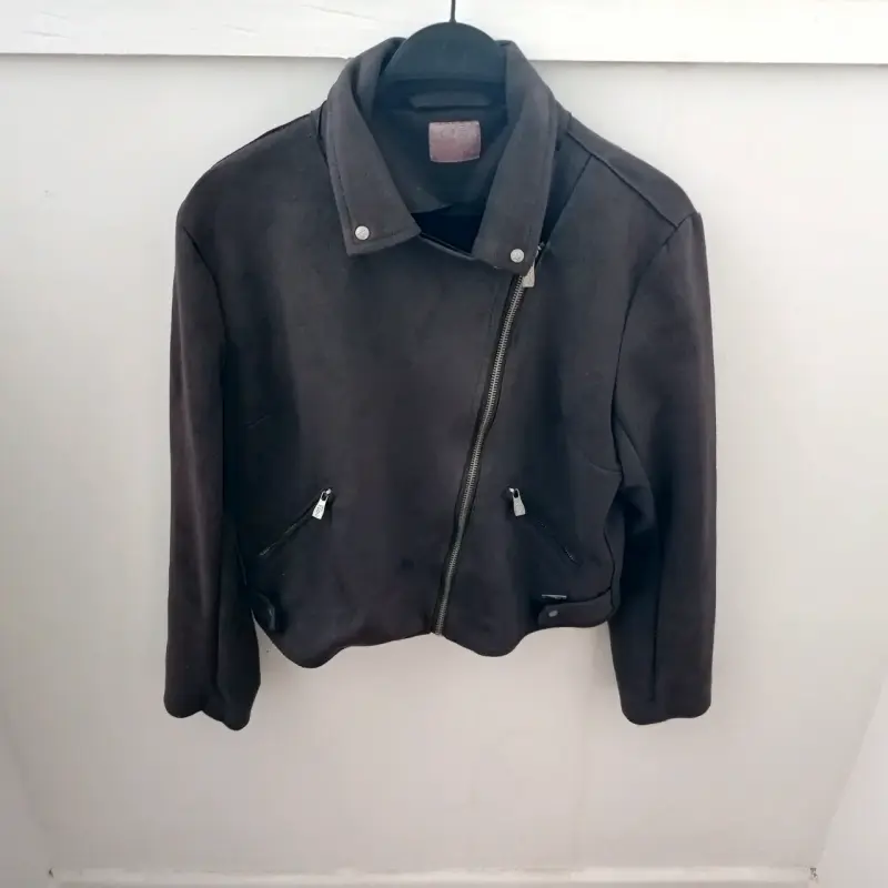 Chaqueta de cuero negra estilo biker