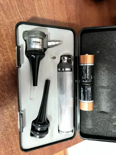Otoscopio profesional con estuche y accesorios - miniatura 1