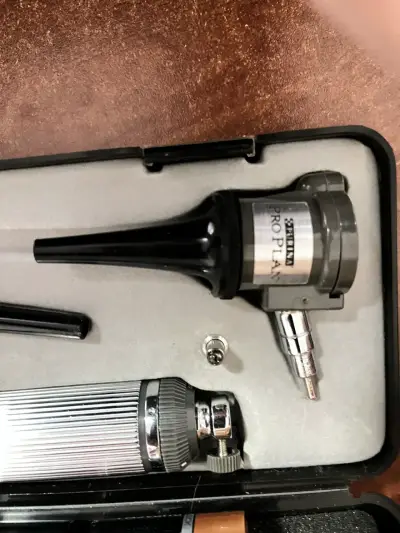 Otoscopio profesional con estuche y accesorios - miniatura 2