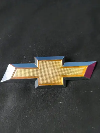 Emblema metálico Chevrolet dorado - miniatura 1