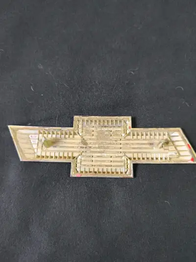 Emblema metálico Chevrolet dorado - miniatura 2
