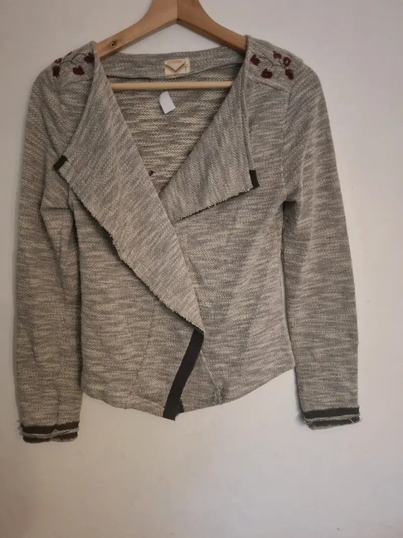 Chaqueta de punto gris con detalles bordados - 3