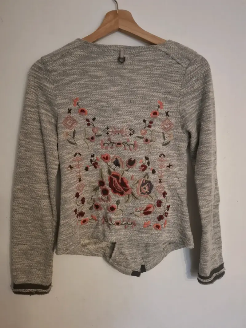 Chaqueta de punto gris con detalles bordados - 4