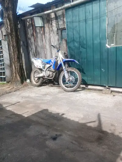 Moto Yamaha de motocross azul en buen estado - miniatura 1