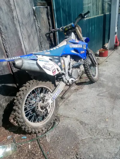 Moto Yamaha de motocross azul en buen estado - miniatura 2
