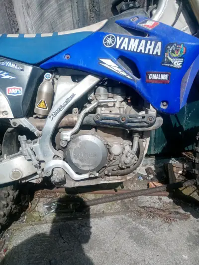 Moto Yamaha de motocross azul en buen estado - miniatura 3