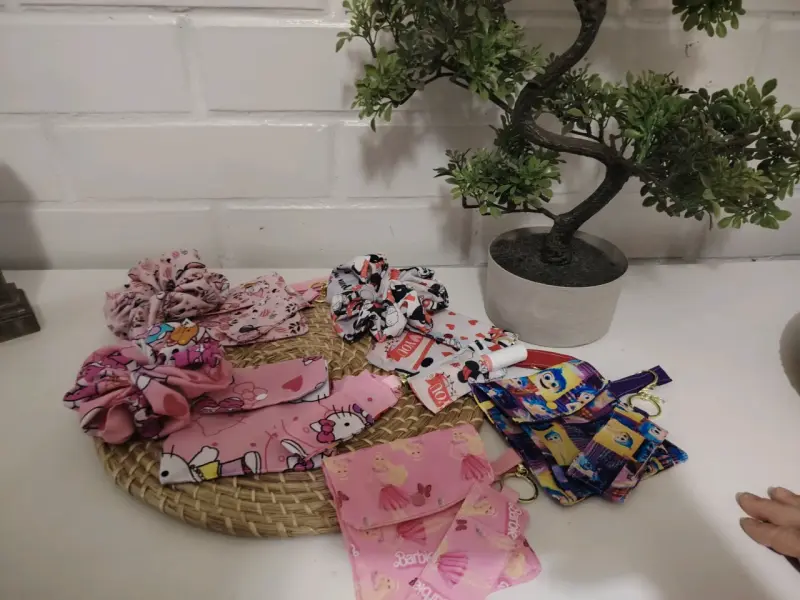Set porta toallas higiénicas ,scrunchies y llavero - 2