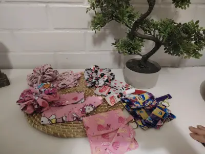 Set porta toallas higiénicas ,scrunchies y llavero - miniatura 2